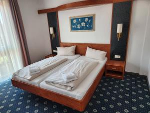 Postel nebo postele na pokoji v ubytování Hotel Hoyers in Pinneberg