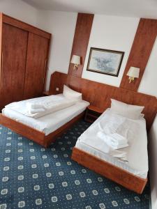Postel nebo postele na pokoji v ubytování Hotel Hoyers in Pinneberg