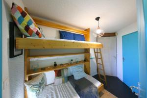 a bunk bed in a room with a ladder at La Brise de Donville - A 300m de la plage in Donville-les-Bains
