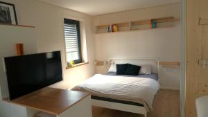 Postel nebo postele na pokoji v ubytování Tiny Design-Modulhaus mit 33 m²
