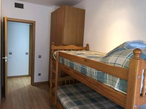 a bedroom with a wooden bunk bed and a door at Apartament L'Ampolla MONICA a 50m del mar amb parking in L'Ampolla