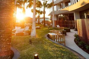 Κήπος έξω από το Deluxe 2BD Apt with Infinity Pool