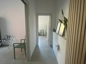 Habitación con pasillo con silla y espejo. en Bnb36, en Forlì