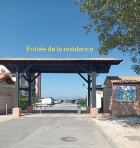 une station-service avec un panneau indiquant « Entrée Die La Résistance » dans l'établissement Jolie maisonnette dans résidence avec piscine, clim, lave-linge, lave-vaisselle et WiFi, au Barcarès