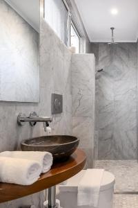 un baño con lavabo y ducha en Upscale Cliffside Studio with Ocean Views North Bondi, en Sídney