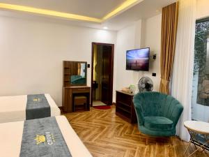 Televiisor ja/või meelelahutuskeskus majutusasutuses Crown Dalat Hotel