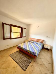 a bedroom with a bed and a window at Case vacanza Corallo - San Teodoro centro in San Teodoro