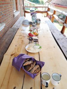 a long wooden table with plates of food on it at SARNOGRÓD - Agroturystyka z alpakami in Babięta +33 photos