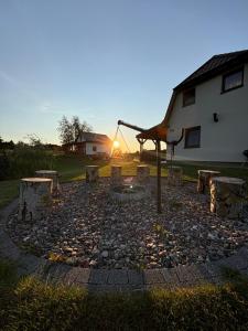 Východ nebo západ slunce při pohledu z prázdninového domu nebo okolí