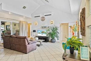 a living room with a couch and a tv at Caya Mesa Vista 8 Tierra del Sol in Noord