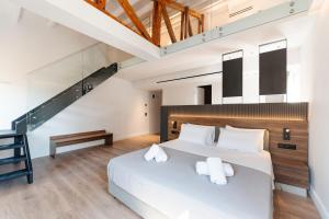 科孚镇Kantoni Suites的卧室里有一张大床，配有白色枕头