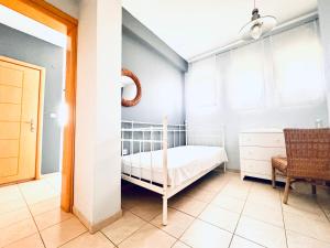 Postel nebo postele na pokoji v ubytování Ktima Holoway Apartments