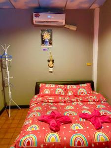 Ένα ή περισσότερα κρεβάτια σε δωμάτιο στο The Family Ozone Pool Houseบ้านพักตากอากาศส่วนตัวกว้างๆแฟมิลี่โอโซนพลูเฮ้าส์3ห้องนอนหลักและ1ห้องเสริมเตียง2ชั้น3ห้องนำ้1ห้องครัวรองรับ8-12ท่านเสริมได้5เป็น17ท่าน By The Mountain Ozoneบ้านโอโซนขุนเขาแก่งกระจาน +69 φωτογραφίες