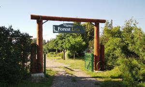 KščavaFOREST LAKE的大门上写着“森林生命”的标志