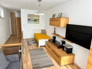 ein Wohnzimmer mit einem großen Flachbildfernseher in der Unterkunft Zur Düne Warnemünde in Warnemünde