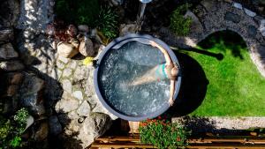 zbliżenie hydrantu pożarowego w ogrodzie w obiekcie Karkonoski SPA - Bufet mini All Inclusive gratis! w mieście Karpacz