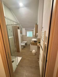 a bathroom with two toilets and a walk in shower at Casa di Sara - Comfort, Privacy, Posizione in Zanica