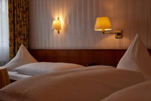 Postel nebo postele na pokoji v ubytování Hotel Zum Schiff