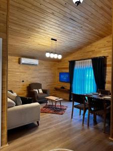 TV a/nebo společenská místnost v ubytování Cirali Simge Holiday Houses