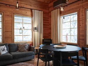 ロヴァニエミにあるVilla Kyyhkynenのソファとテーブルのあるリビングルーム