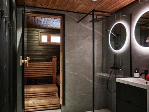 ロヴァニエミにあるVilla Kyyhkynenのシャワーと洗面台付きのバスルーム +10枚の写真