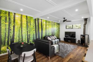Televiisor ja/või meelelahutuskeskus majutusasutuses Secluded Luxury 2BR Rainforest Retreat Free Wi-Fi