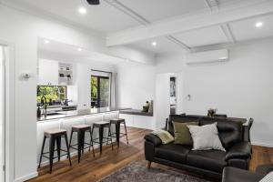 Istumisnurk majutusasutuses Secluded Luxury 2BR Rainforest Retreat Free Wi-Fi