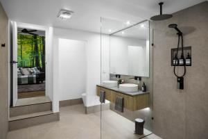 Vannituba majutusasutuses Secluded Luxury 2BR Rainforest Retreat Free Wi-Fi +18 fotot