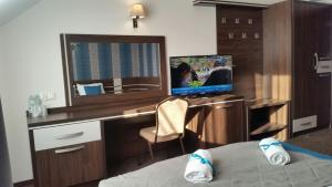 Televízia a/alebo spoločenská miestnosť v ubytovaní Hotel Impressa