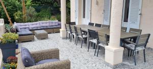 Posedenie v ubytovaní SUPERBE MAISON 6 ch, 4 sdb, terrasses et billard