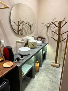 łazienka z umywalką i lustrem w obiekcie Villa Pantai Boutique Hotel Atins w mieście Atins