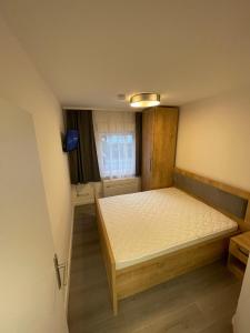 エアフルトにあるSiDi Doppelzimmer 1のベッドと窓のある寝室