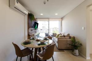 Posezení v ubytování New-exclusive 2-bedroom Apt In Molas Lpez Area