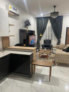 un salon avec un canapé et une table dans l'établissement 2 Bedroom Semi- Luxury Apartment in Achimota, à Achimota