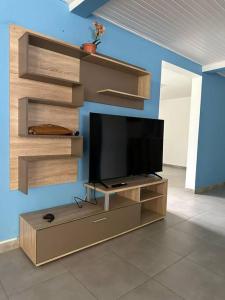 TV a/nebo společenská místnost v ubytování Bas de villa Ciel Azur