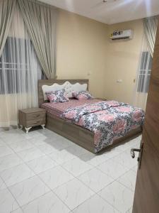 une chambre avec un lit avec des oreillers dessus dans l'établissement 2 Bedroom Semi- Luxury Apartment in Achimota, à Achimota