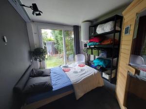 Postel nebo postele na pokoji v ubytování Lake Harelbeke