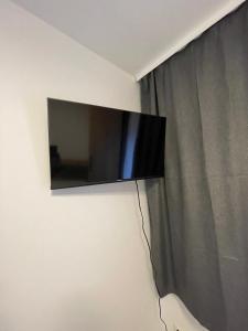 a flat screen tv hanging on a wall at SiDi Doppelzimmer 2 in Erfurt