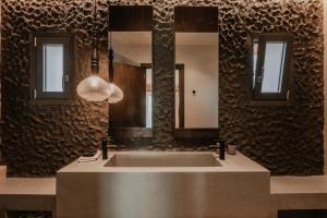 Koupelna v ubytování ONYM Curated Villas
