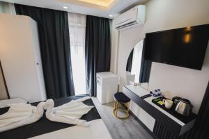 Кровать или кровати в номере Grand Özer Hotel