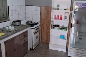 una cocina con estufa y refrigerador en Excelente Ubicación con Cochera Privada, en Ciudad Evita 10 fotos más