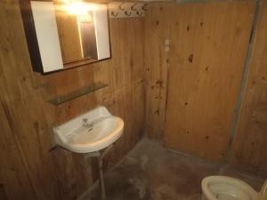 Un baño con lavabo e inodoro en Excelente Ubicación con Cochera Privada, en Ciudad Evita