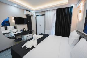 Телевизор и/или развлекательный центр в Grand Özer Hotel