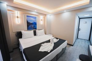 Кровать или кровати в номере Grand Özer Hotel