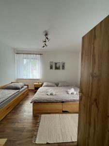 Una cama o camas en una habitación de Apartmán Pod Sjezdovkou