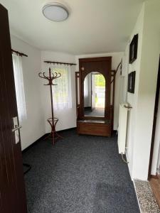Una televisión o centro de entretenimiento en Apartmán Pod Sjezdovkou