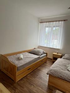 Una cama o camas en una habitación de Apartmán Pod Sjezdovkou