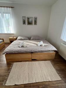Una cama o camas en una habitación de Apartmán Pod Sjezdovkou