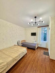 Letto o letti in una camera di Evergreen Surami Hotel