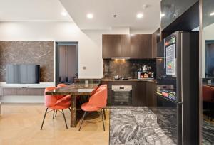 Η κουζίνα ή μικρή κουζίνα στο NU Apartment in Lumiere Riverside - Central District 2
